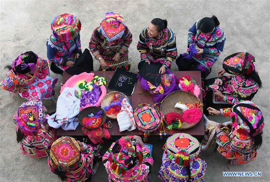 Pic story of inheritor of embroidery of Yi ethnic group in SW China's Yunnan