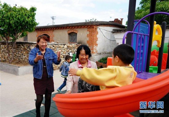 Compassionate Professor Helps Autistic Students in N China