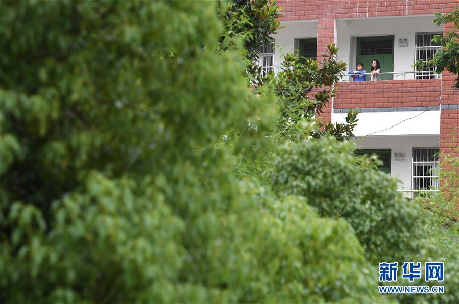 (脱贫攻坚·图片故事)(6)大山女孩:梦想不曾“弯腰”