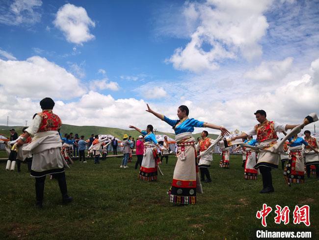 6月下旬，藏族青年男女在尕秀村帐篷城载歌载舞。 冯志军 摄