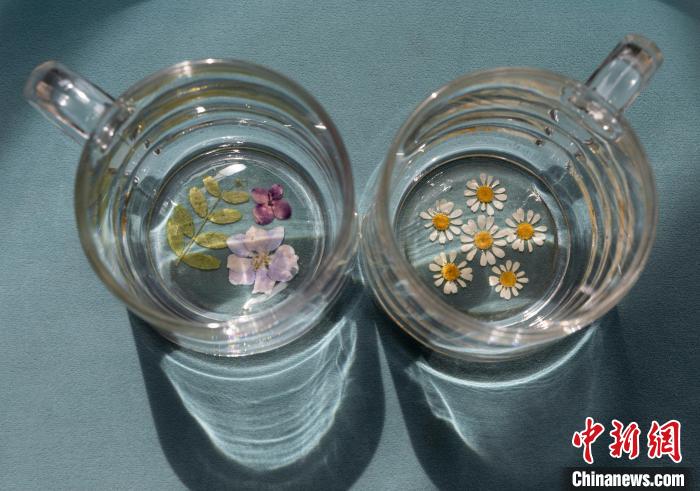 马媛制作的添加永生花元素的水杯。 杨迪 摄