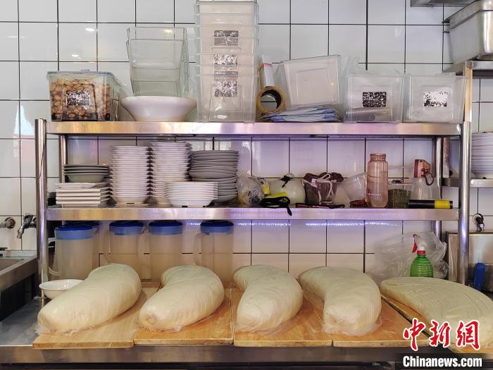 图为醒好的面团。 高雨晴 摄