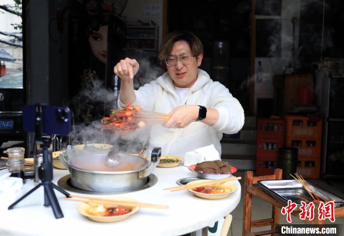 在成都一家社区串串香店内拍摄视频的朴大一。 王磊 摄