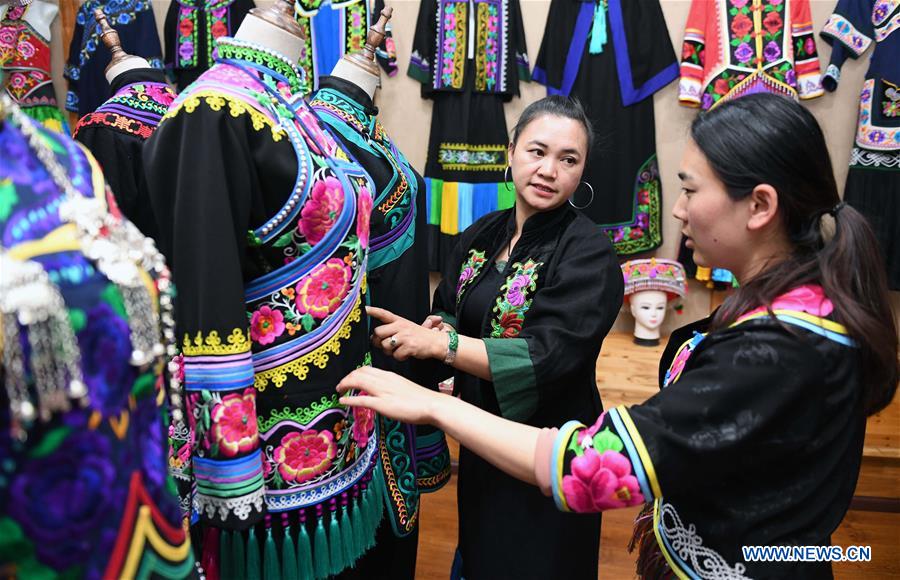 Pic story of inheritor of embroidery of Yi ethnic group in SW China's Yunnan