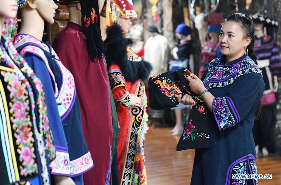 Pic story of inheritor of embroidery of Yi ethnic group in SW China's Yunnan