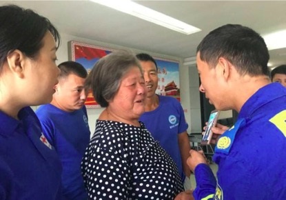 图说：头条志愿者联盟成员——芜湖蓝天救援队帮助走失老太找到家人，将其护送回家