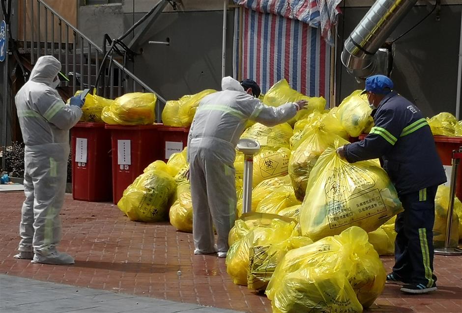 Volunteers bring cheer to quarantined foreigners