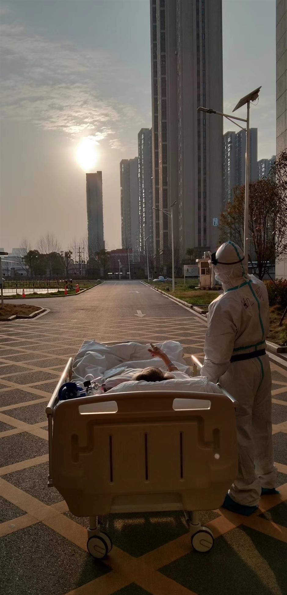 Patient in viral sunset photo plays violin to send off Shanghai medics