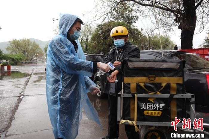 沙昱锦在雨中值守 苍雁 摄