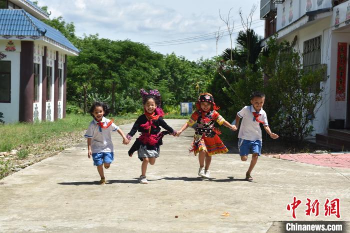 教学点的4名学生。 林小丹 摄