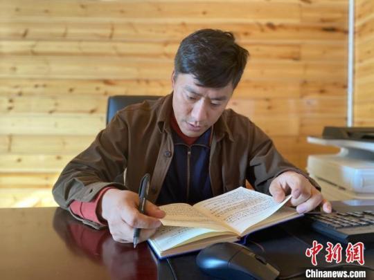 图为更登才让学习相关文化知识。 周晓华 摄