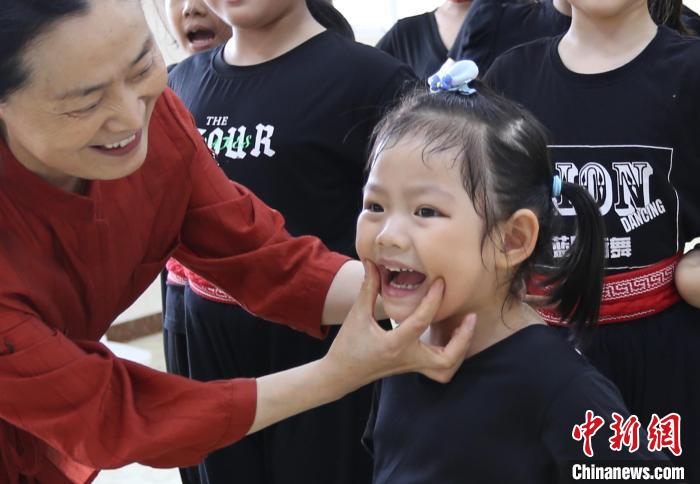 图为教授学生练习口型。 孙慧英 摄