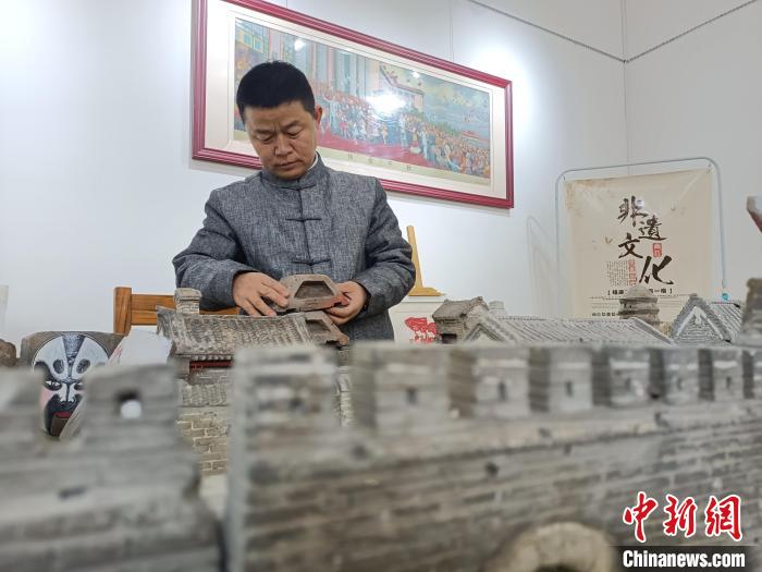 潘明生对自己的砖雕作品进行细致调整。 受访者供图