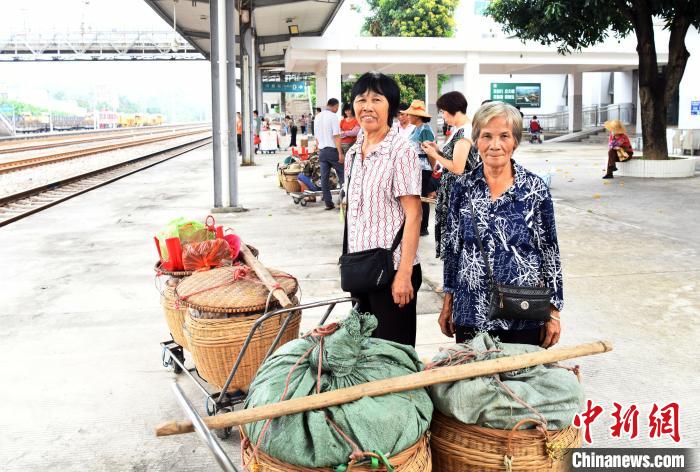 绿皮火车上渐渐消失的跨省卖果“担担军”