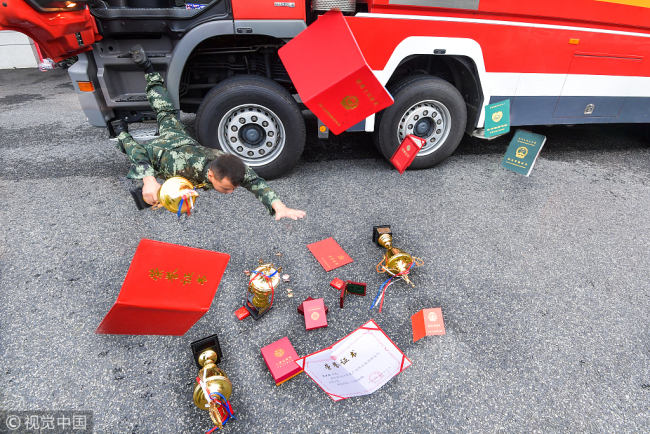 Photos show firemen(消防员 xiāo fánɡ yuán) in China taking part in the Falling Stars Challenge. [Photo: VCG]