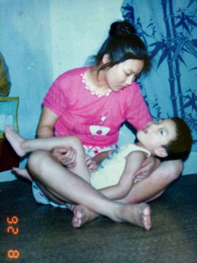 母爱助脑瘫儿上哈佛 Single mom's love sees disabled son through to Harvard