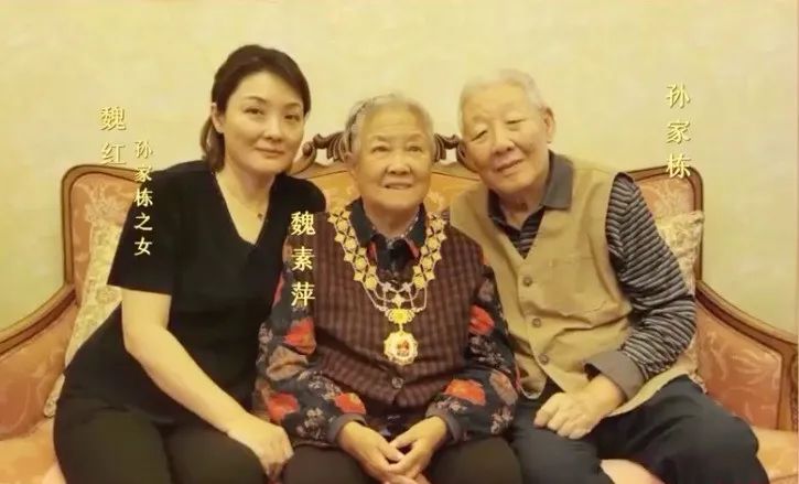 "闪婚"后相守60多年,他把共和国勋章挂在妻子胸前